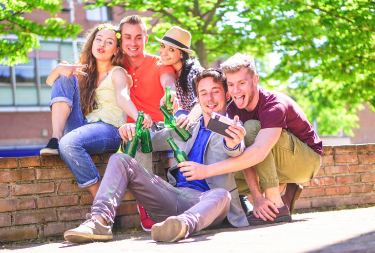 Hogyan lehet a fiatalokkal valódi beszélgetést kezdeményezni a felelős alkoholfogyasztásról?