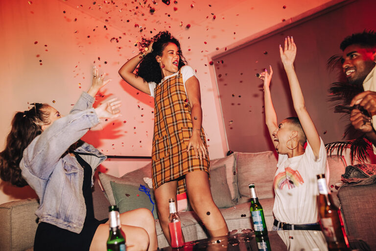 Binge drinking és éjfél utáni partik – így buliznak ma a tinédzserek